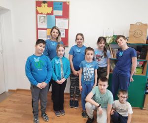 Uczniowie klasy III z wychowawczynią.