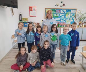 Uczniowie klasy I z wychowawczynią.