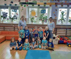 Dzieci z młodszej grupy przedszkolnej z wychowawczyniami