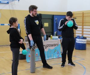 .Uczeń klasy 8 wdycha hel , który chwilowo spowoduje zmianę dźwięku jego głosu