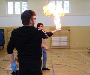 .Pokaz spalania metanu  na dłoni jednego z prowadzących