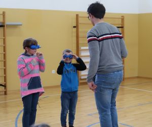 Zabawa z lornetkami zmieniającymi percepcję