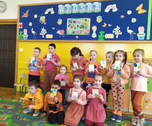 Wspólne zdjęcie dzieci ubranych na pomarańczowo