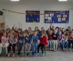 Pani dietetyk z grupą młodszych uczniów i przedszkolaków