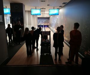 Uczniowie podczas gry w kręgle