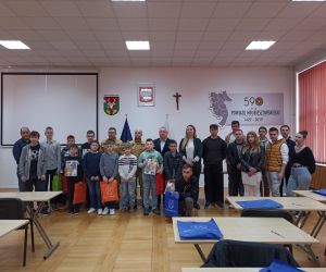 Wspólne zdjęcie- organizatorzy i uczestnicy konkursu