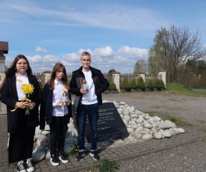 Przedstawiciele Samorządu Uczniowskiego w miejscu pochówku Żydów