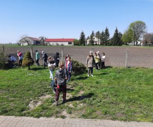 Uczniowie zbierają śmieci wokół szkoły