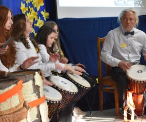 Zespół śpiewa i gra na scenie.