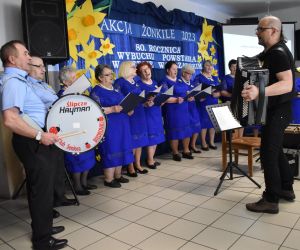 Zespół śpiewa na scenie.