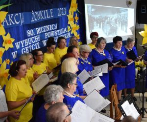 Zespół śpiewa na scenie.