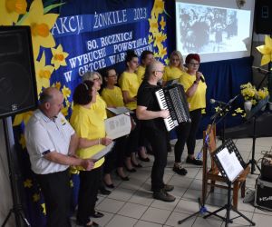 Zespół śpiewa na scenie.