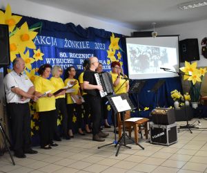 Zespół śpiewa na scenie.