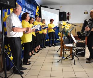 Zespół śpiewa na scenie.