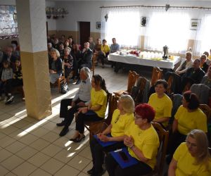 Publiczność, grupa osób wewnątrz budynku ogląda widowisko słono-muzyczne.