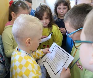 Dzieci czytają treść pierwszego zadania
