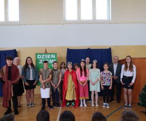 Młodzi artyści wraz z dyrektorem szkoły i nauczycielem przyrody