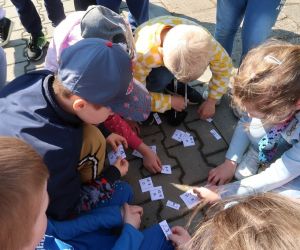 Dzieci rozwiązują zagadkę matematyczną