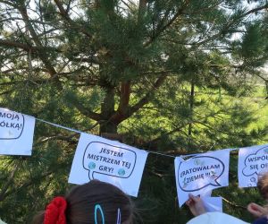 Hasła przewodnie gry zawieszone na drzewie między innymi: Współpraca się opłaca”, ‘Ziemia moja przyjaciółka”.