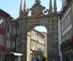 Kamienna brama wejściowa starego miasta w Bradze