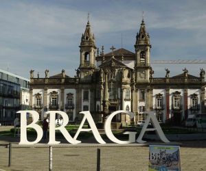 Zabytkowy kościół w Bradze, a przed nim biały napis Braga