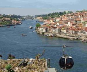Widok na miasto Porto przy rzece Douro w Portugalii