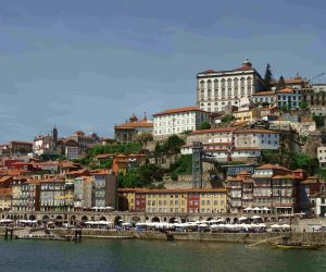 Widok na zabytkowe kamienice w Porto