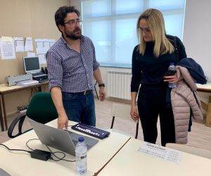 Pani dyrektor ze szkoły w Czerniczynie oraz dyrektor szkoły portugalskiej przy sprzęcie komputerowym dla niewidomych