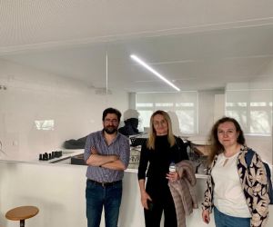 Pani dyrektor i nauczycielka języka angielskiego ze szkoły w Czerniczynie oraz dyrektor szkoły portugalskiej w sali muzycznej