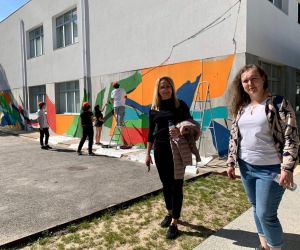 Pani dyrektor i nauczycielka języka angielskiego ze szkoły w Czerniczynie na tle muralu malowanego przez uczniów portugalskich