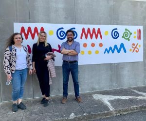 Pani dyrektor i nauczycielka języka angielskiego ze szkoły w Czerniczynie oraz dyrektor szkoły portugalskiej na tle muzykogramu