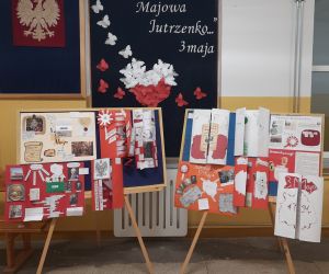 Wystawa prac konkursowych na szkolnym korytarzu