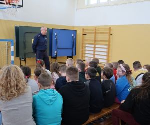 Policjant wyjaśnia dzieciom pojęcie agresja