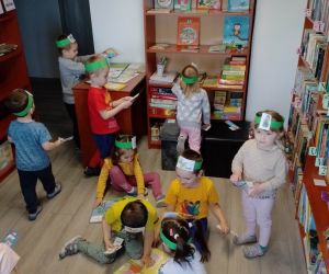 Przedszkolaki przeglądają w Bibliotece Publicznej 
w Czerniczynie