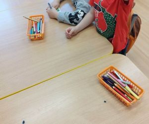 Przedszkolaki rysują bajkowe postacie