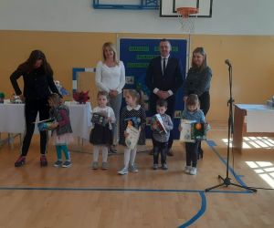 Wręczenie nagród pocieszenia w kategorii 3- i 4-latki