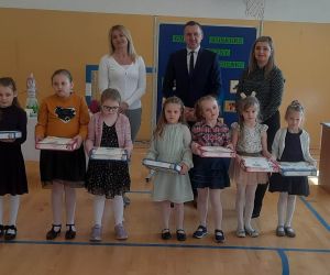 Wręczenie nagród pocieszenia w kategorii 5- 6-latki