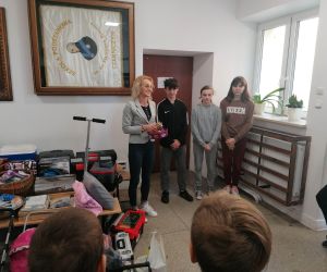 Opiekun Samorządu Uczniowskiego wręcza upominki uczniom za najciekawsze zastępniki plecaków