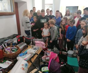 Opiekun Samorządu rozdaje cukierki wszystkim uczniom za ciekawe pomysły na zastępnik plecaka