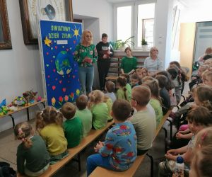 Opiekun Samorządu Uczniowskiego prowadzi pogadankę z uczniami na temat ochrony środowiska naturalnego
