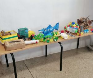 Wystawka prac konkursowych wykonanych przez przedszkolaków z materiałów recyklingowych
