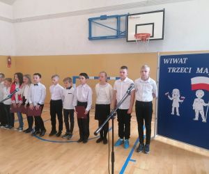 Uczniowie klasy IV przed występem