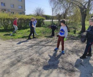 Uczniowie podczas sprzątania