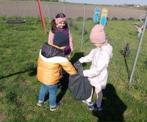Uczniowie podczas sprzątania