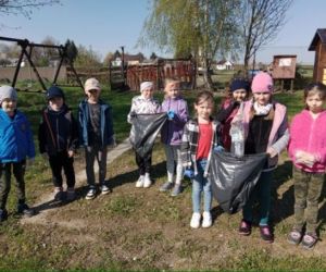 Uczniowie podczas sprzątania
