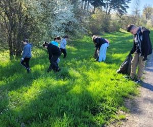 Uczniowie podczas sprzątania