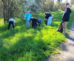 Uczniowie podczas sprzątania
