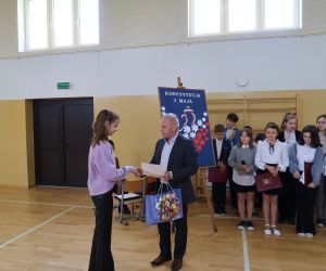 Dyrektor wręcza nagrodę za udział w konkursie