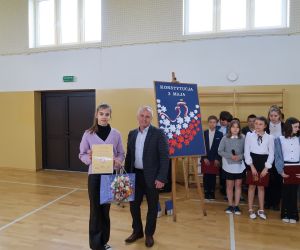 Laureatka prezentuje dyplom