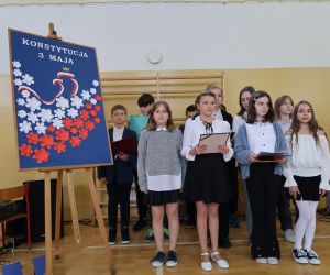 Uczniowie przed odśpiewaniem utworu